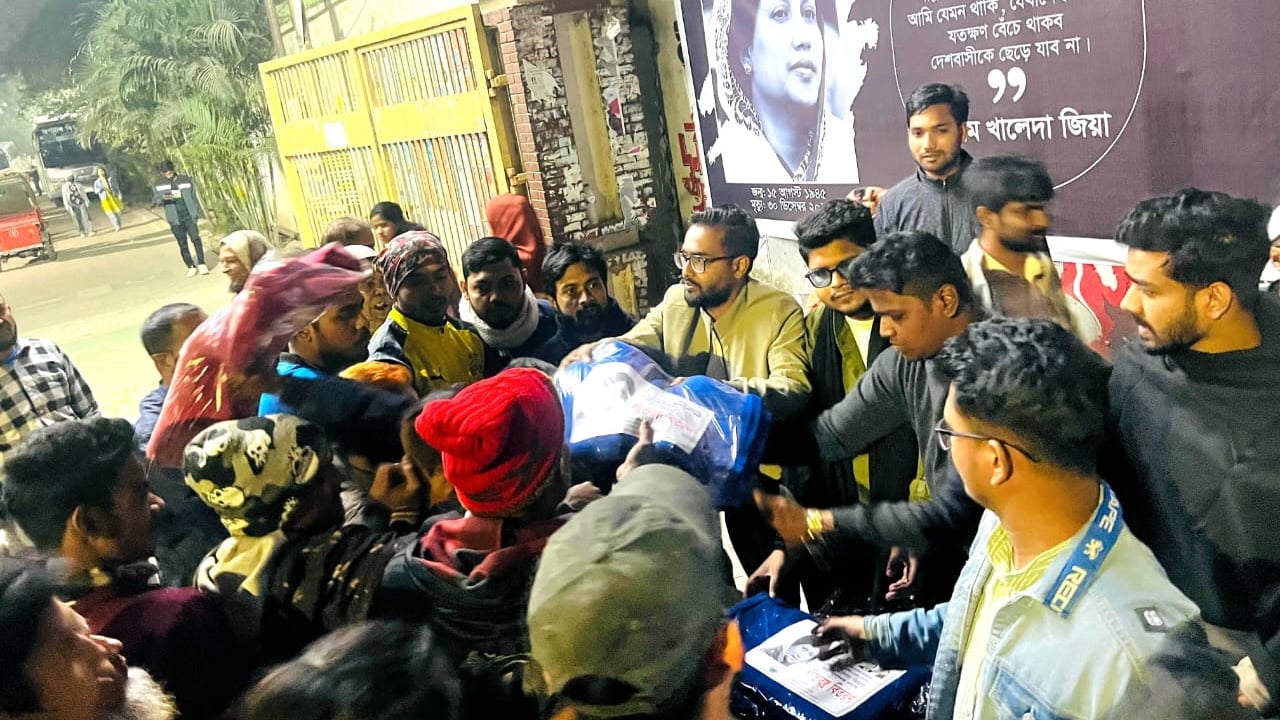 খালেদা জিয়ার মাগফেরাত কামনায় জবিতে শীতবস্ত্র বিতরণ