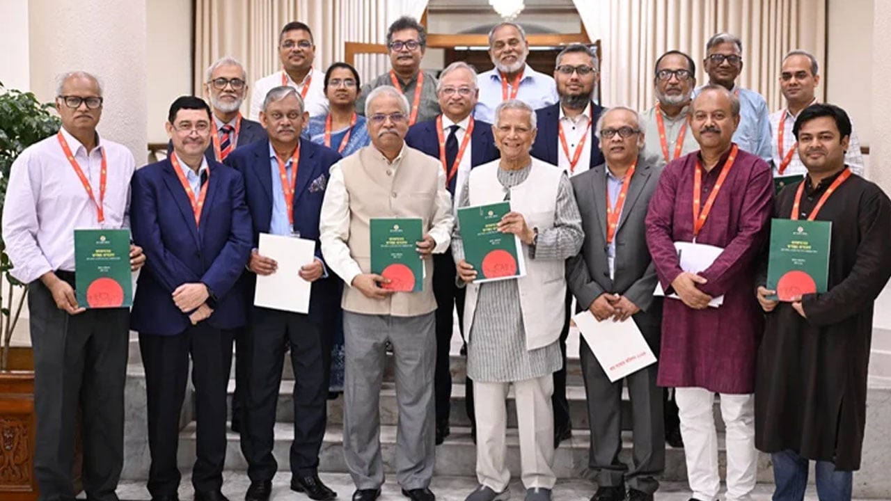 প্রধান উপদেষ্টার কাছে শ্রম সংস্কার কমিশনের প্রতিবেদন জমা