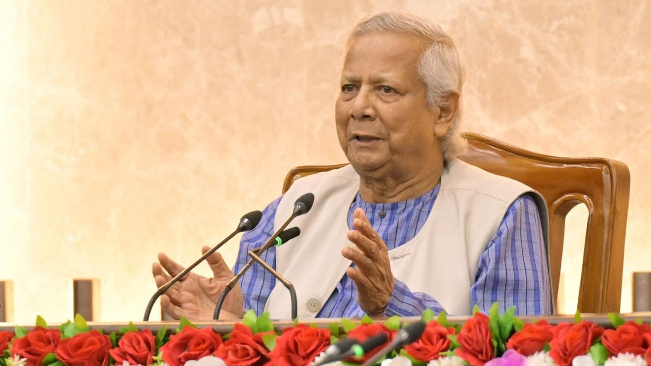 পুলিশের ১২৭ কর্মকর্তার সঙ্গে প্রধান উপদেষ্টার বৈঠক