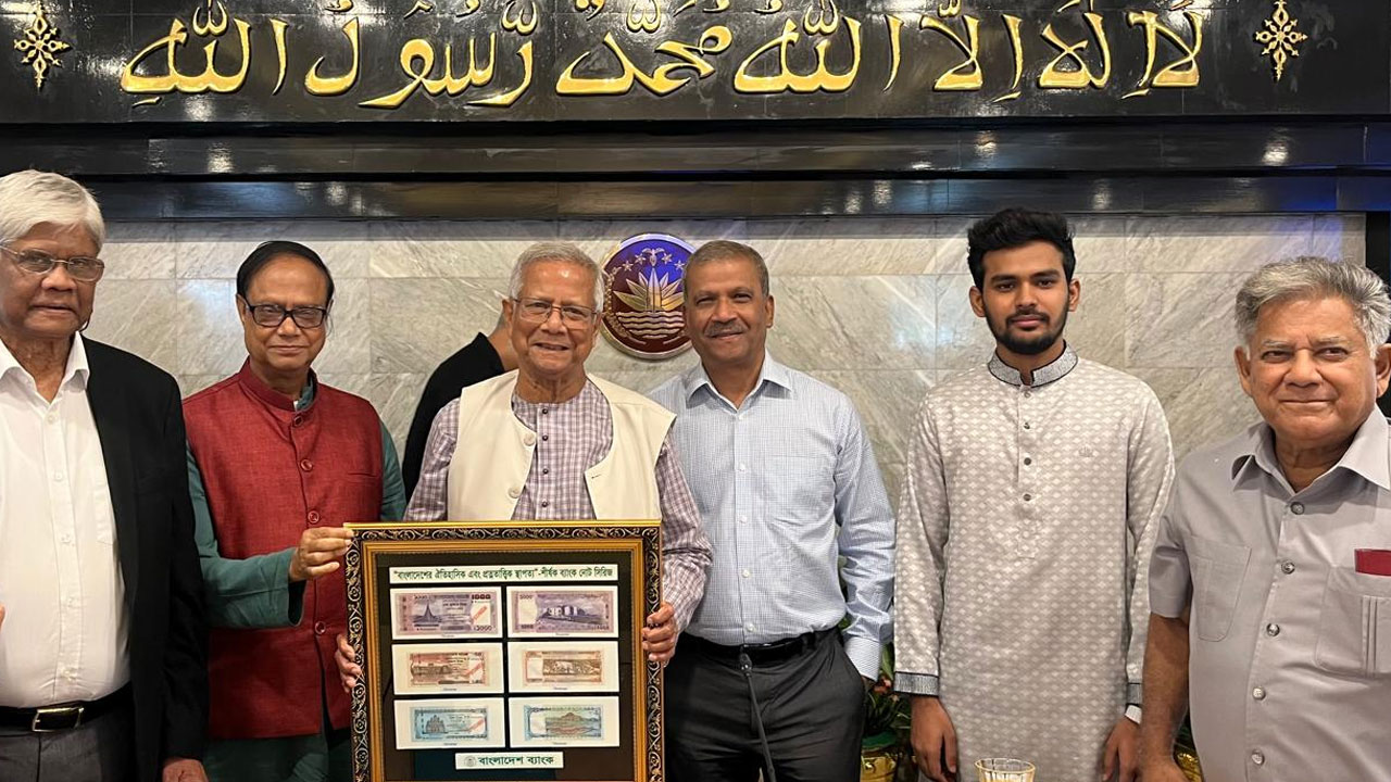 প্রধান উপদেষ্টার কাছে নতুন ব্যাংকনোটের ছবি হস্তান্তর