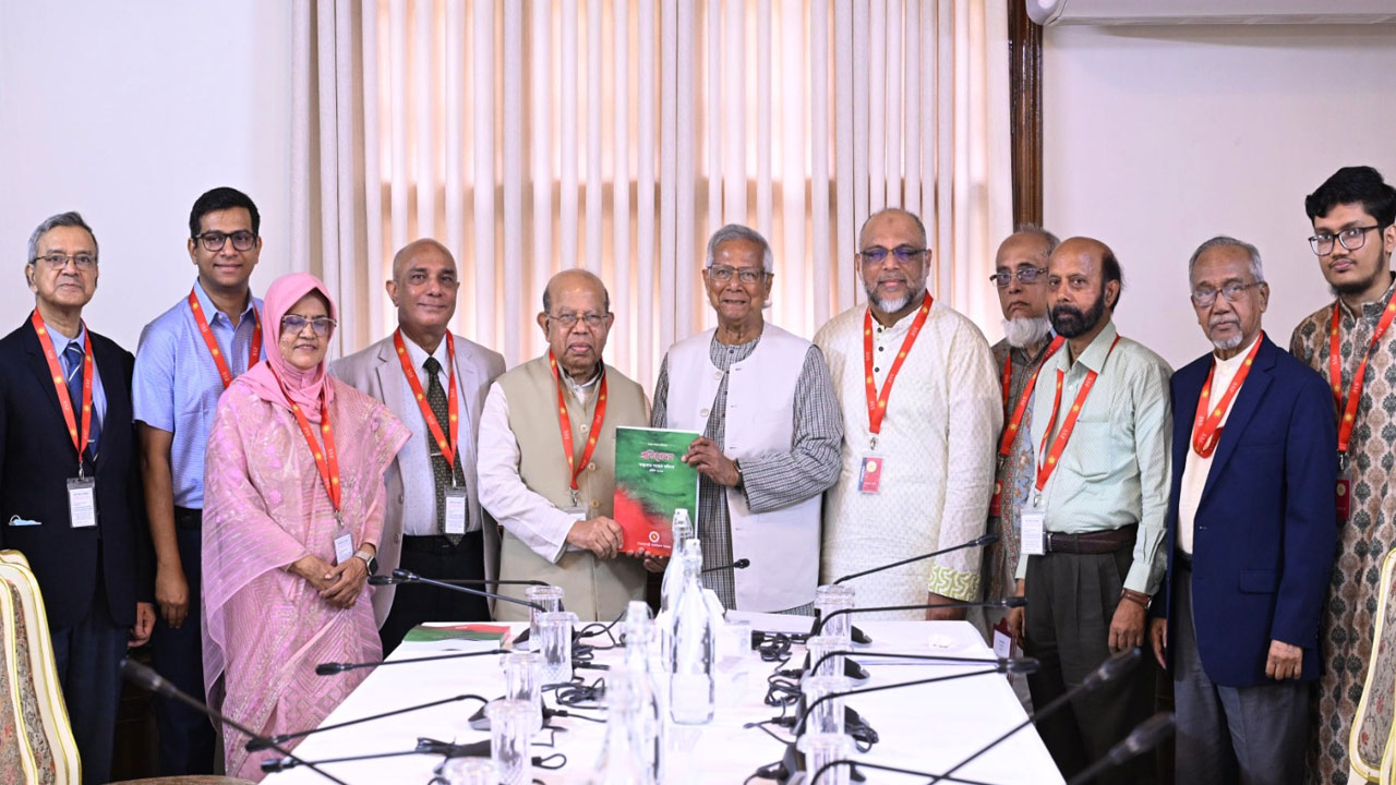 প্রধান উপদেষ্টার কাছে স্বাস্থ্য খাত সংস্কার কমিশনের প্রতিবেদন জমা