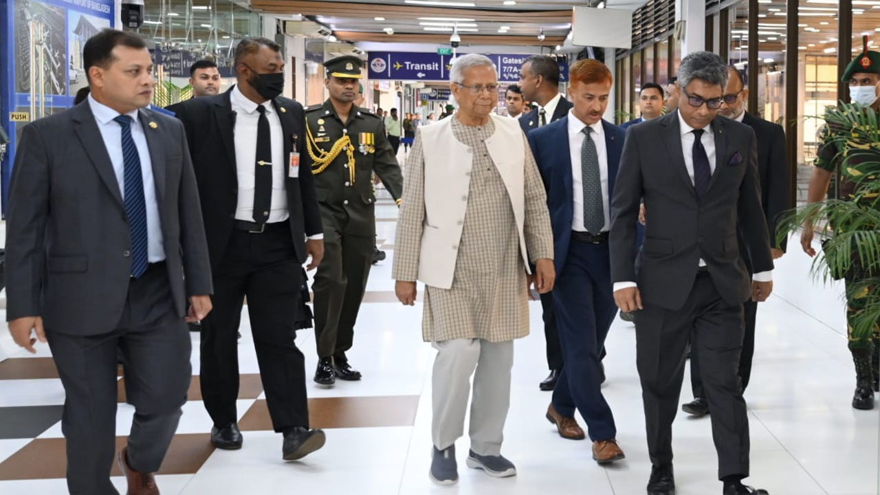 মালয়েশিয়ার উদ্দেশে ঢাকা ছাড়লেন প্রধান উপদেষ্টা
