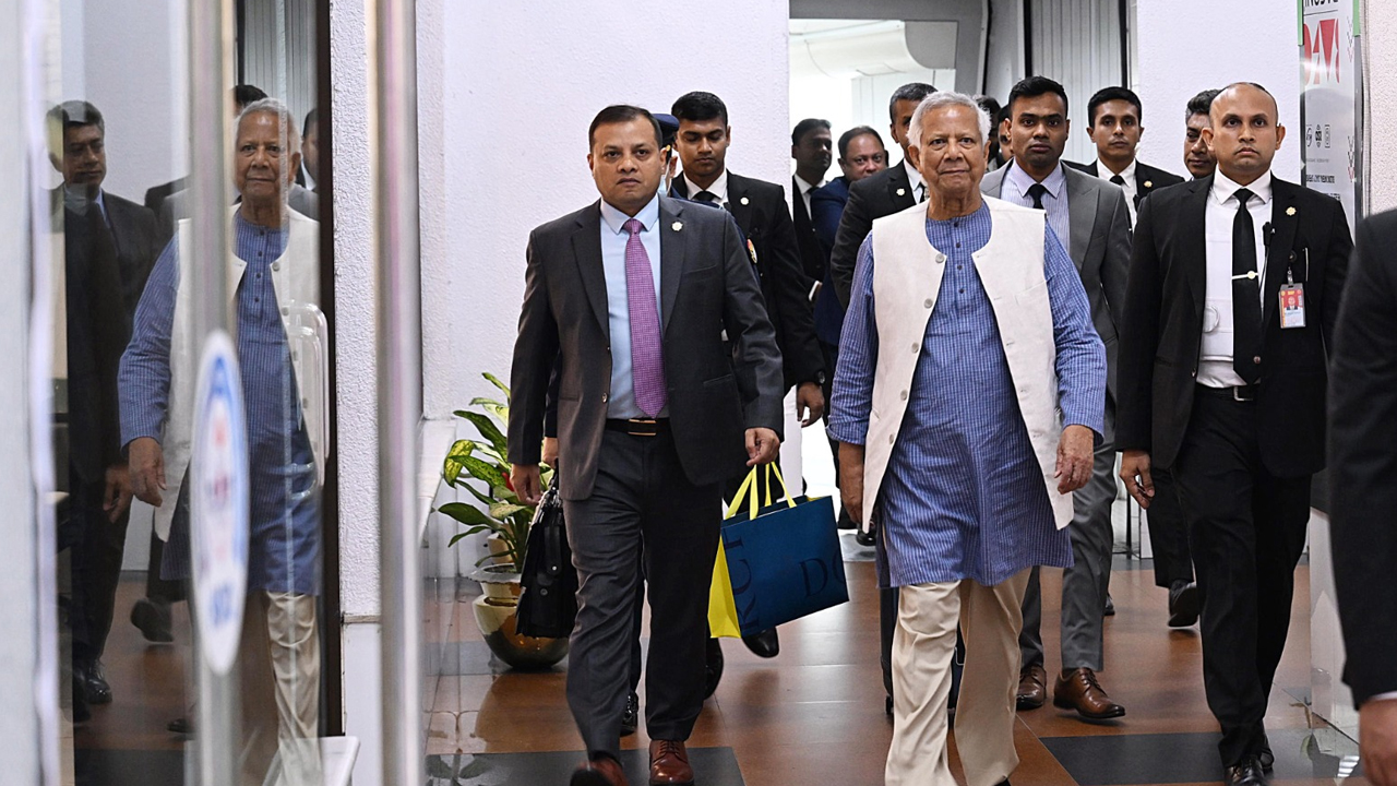 দেশে ফিরলেন ড. ইউনূস