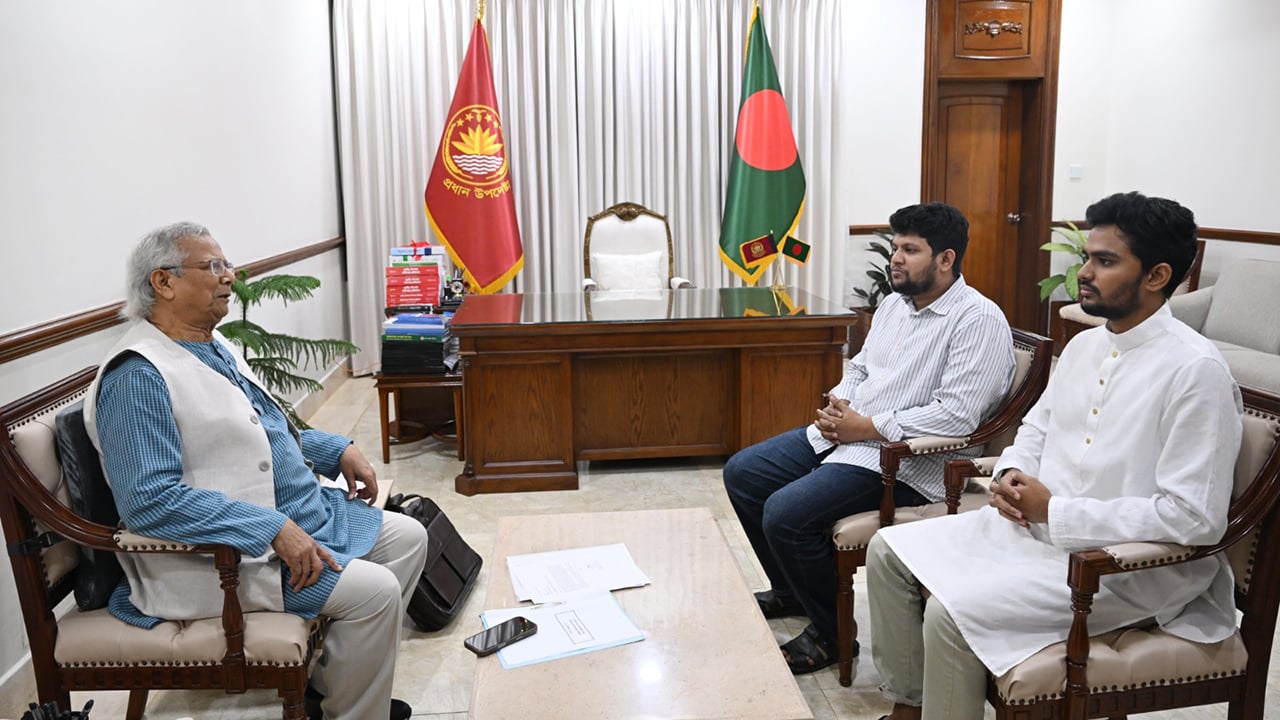 প্রধান উপদেষ্টার সঙ্গে উপদেষ্টা আসিফ মাহমুদ ও মাহফুজ আলম। ছবি : আমার দেশ