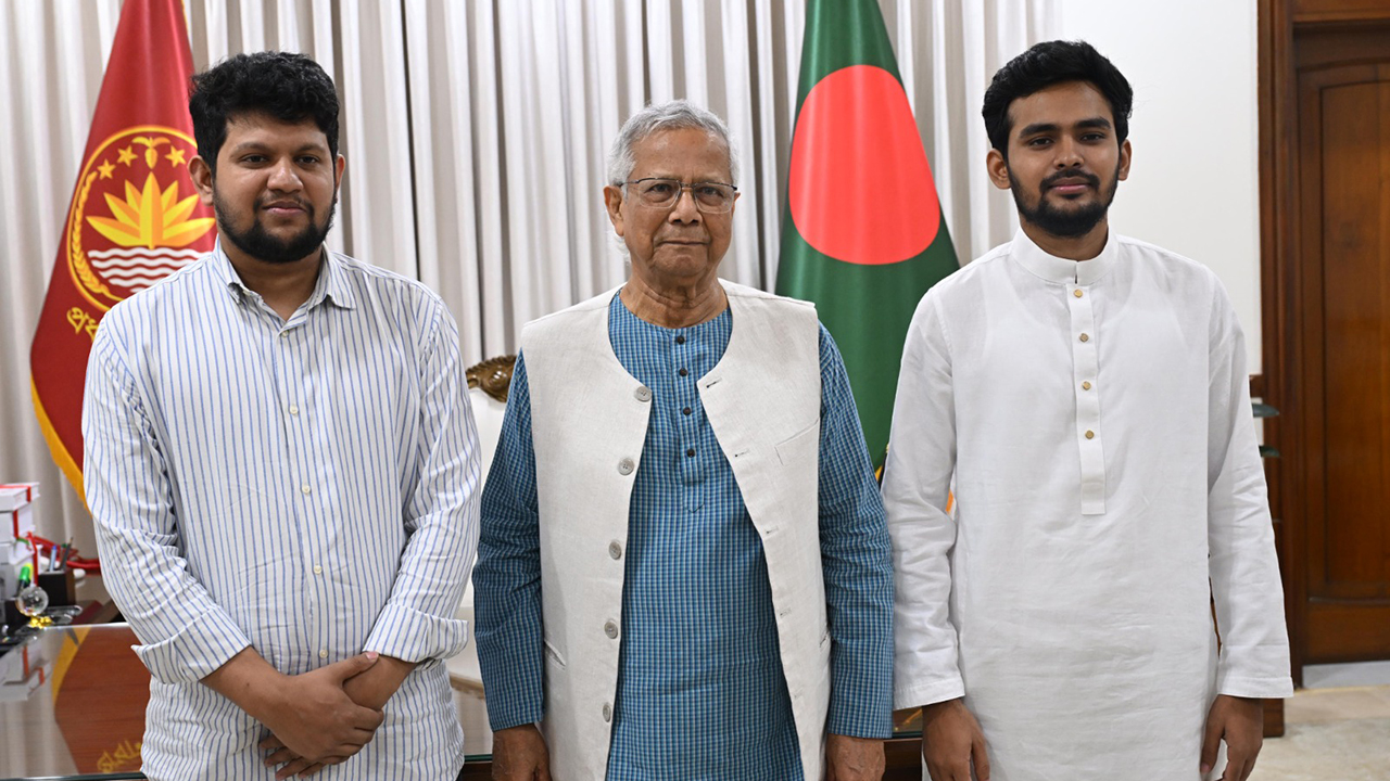 প্রধান উপদেষ্টার সঙ্গে উপদেষ্টা আসিফ মাহমুদ ও মাহফুজ আলম। ছবি : আমার দেশ
