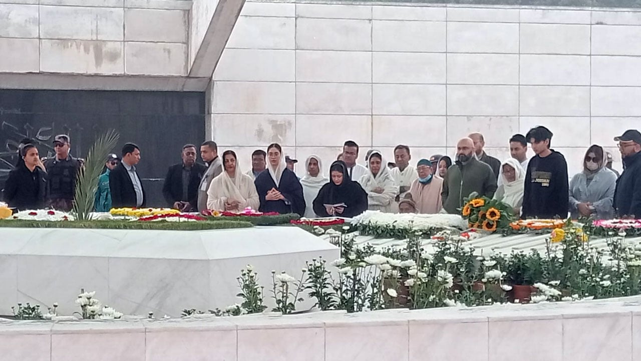 খালেদা জিয়ার কবর জিয়ারত করলেন জাইমা রহমানসহ পরিবারের সদস্যরা