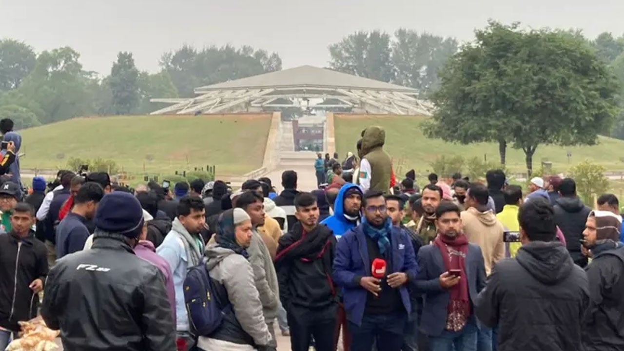 জিয়া উদ্যানে মানুষের ভিড়, এখনো শুরু হয়নি কবর খনন