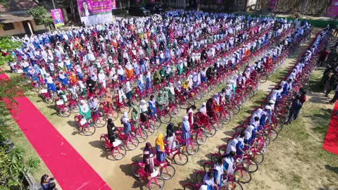 ৫৪৮ ছাত্রীকে বাইসাইকেল ও চিকিৎসাসেবা দিয়ে জাইমা রহমানের জন্মদিন উদ্‌যাপন
