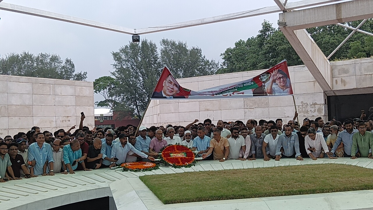 শহীদ জিয়ার সমাধিতে যুবদলের নবগঠিত কমিটির শ্রদ্ধা নিবেদন