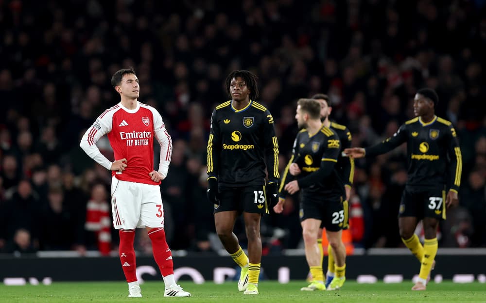 জমে উঠেছে প্রিমিয়ার লিগ, শীর্ষে ফিরল বার্সা