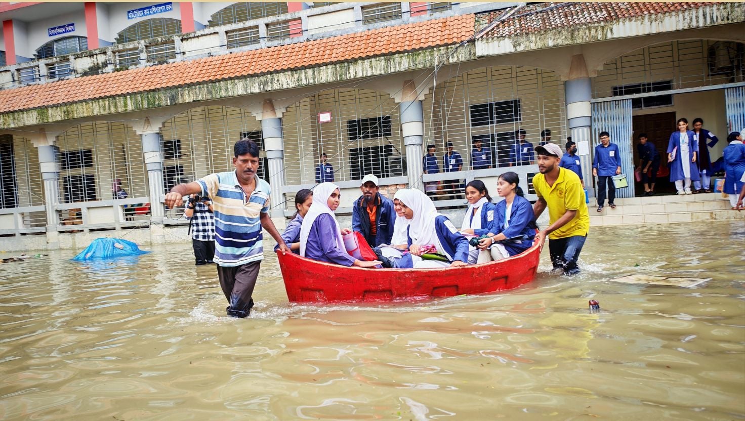 নৌকায় চড়ে পরীক্ষাকেন্দ্রের ভারপ্রাপ্ত কর্মকর্তাসহ ৭ শিক্ষককে বদলি