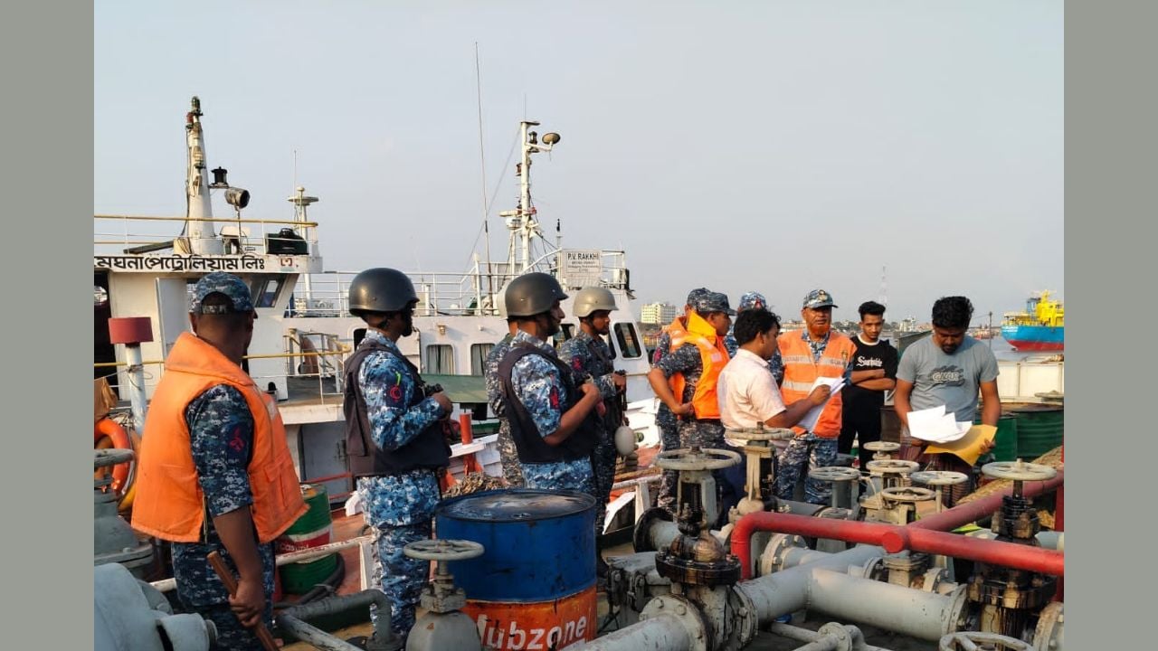 নদীতে ভাসমান ট্যাঙ্কার থেকে ৩৭ হাজার লিটার ডিজেল উদ্ধার