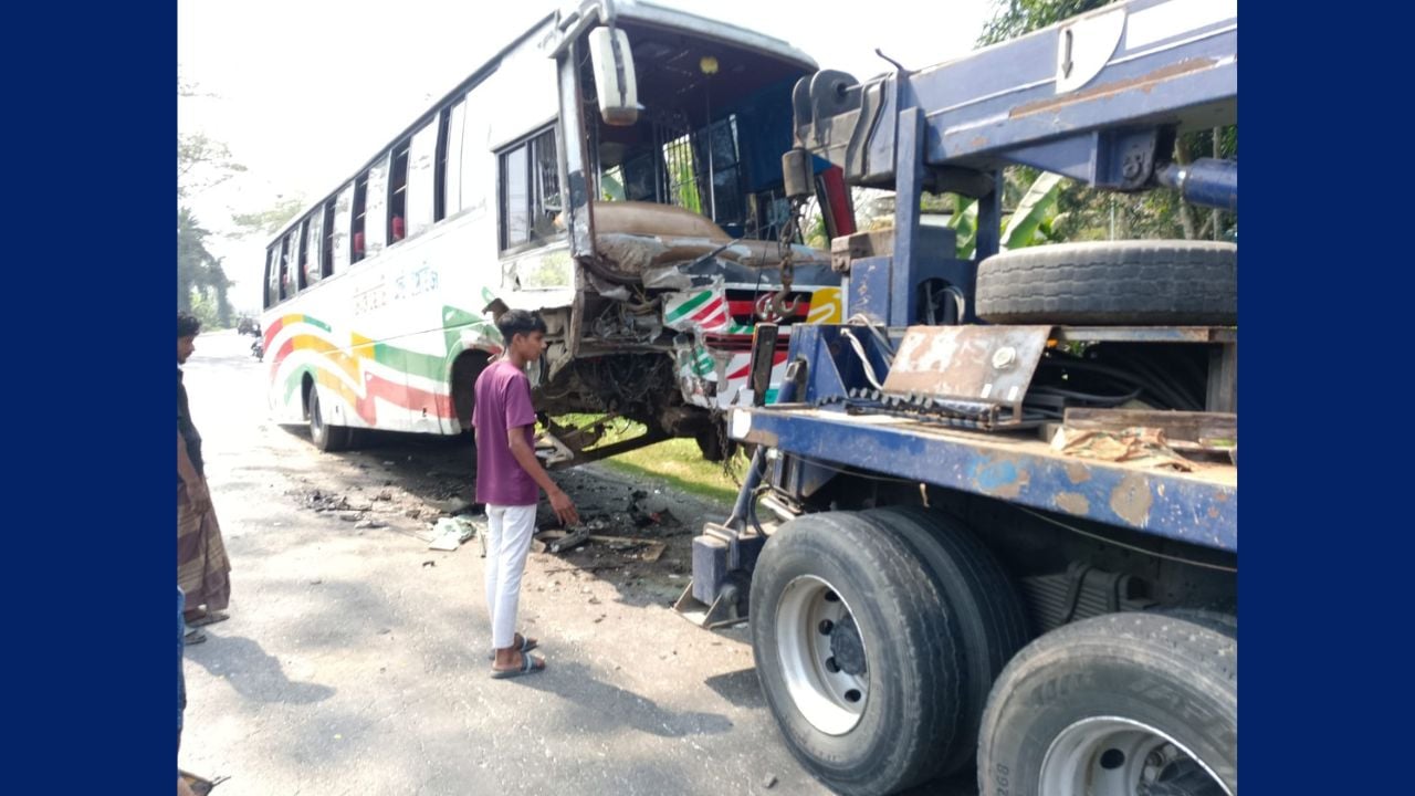 বরিশালের গৌরনদীতে বাস-মাইক্রোবাস মুখোমুখি সংঘর্ষে দুজন নিহত