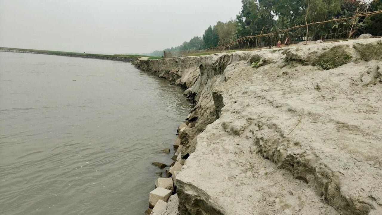 চৌহালীতে হুমকির মুখে শতকোটি টাকার তীর রক্ষা বাঁধ