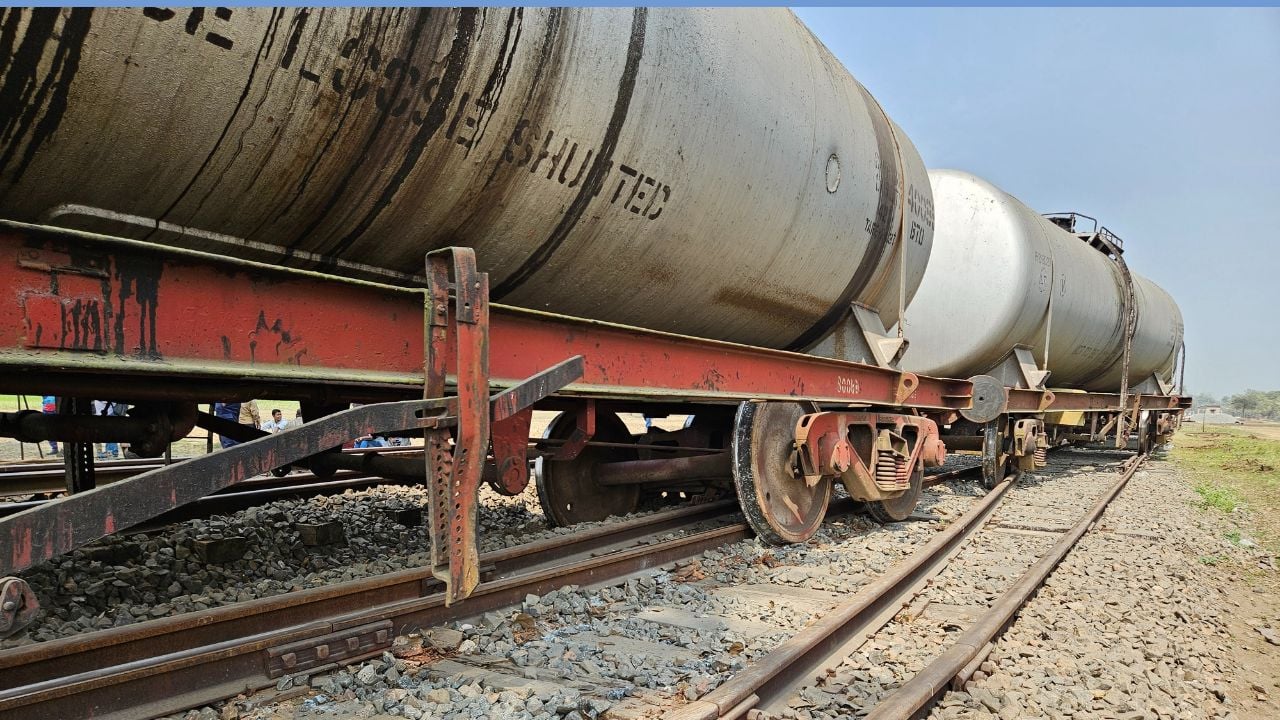 তেলবাহী ট্রেন লাইনচ্যুত, রাজশাহী-চাঁপাইনবাবগঞ্জ যোগাযোগ বন্ধ