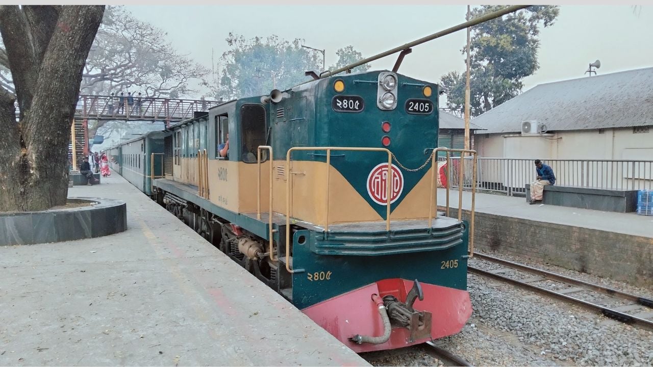 অবহেলার শিকার উত্তরের ট্রেন, ভোগান্তি যেন নিত্যসঙ্গী