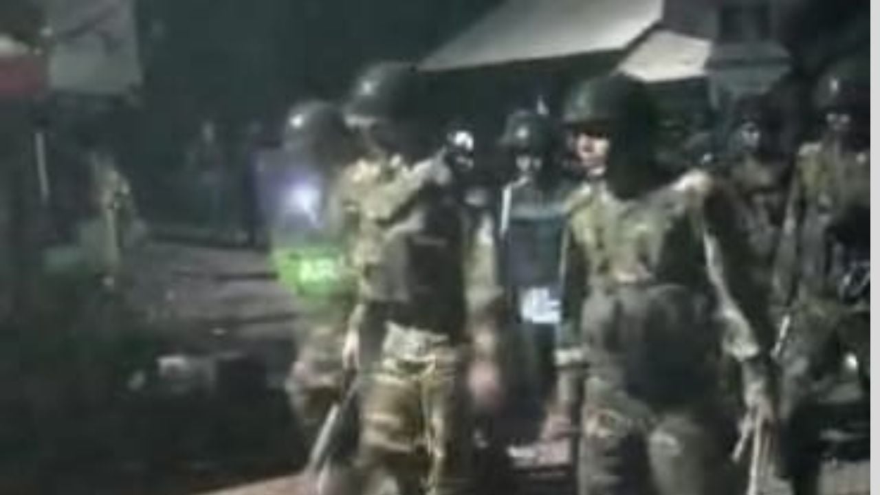 মুন্সীগঞ্জে বিদ্যুৎ বিচ্ছিন্ন করে সংঘর্ষ, বাড়িঘর ভাঙচুর