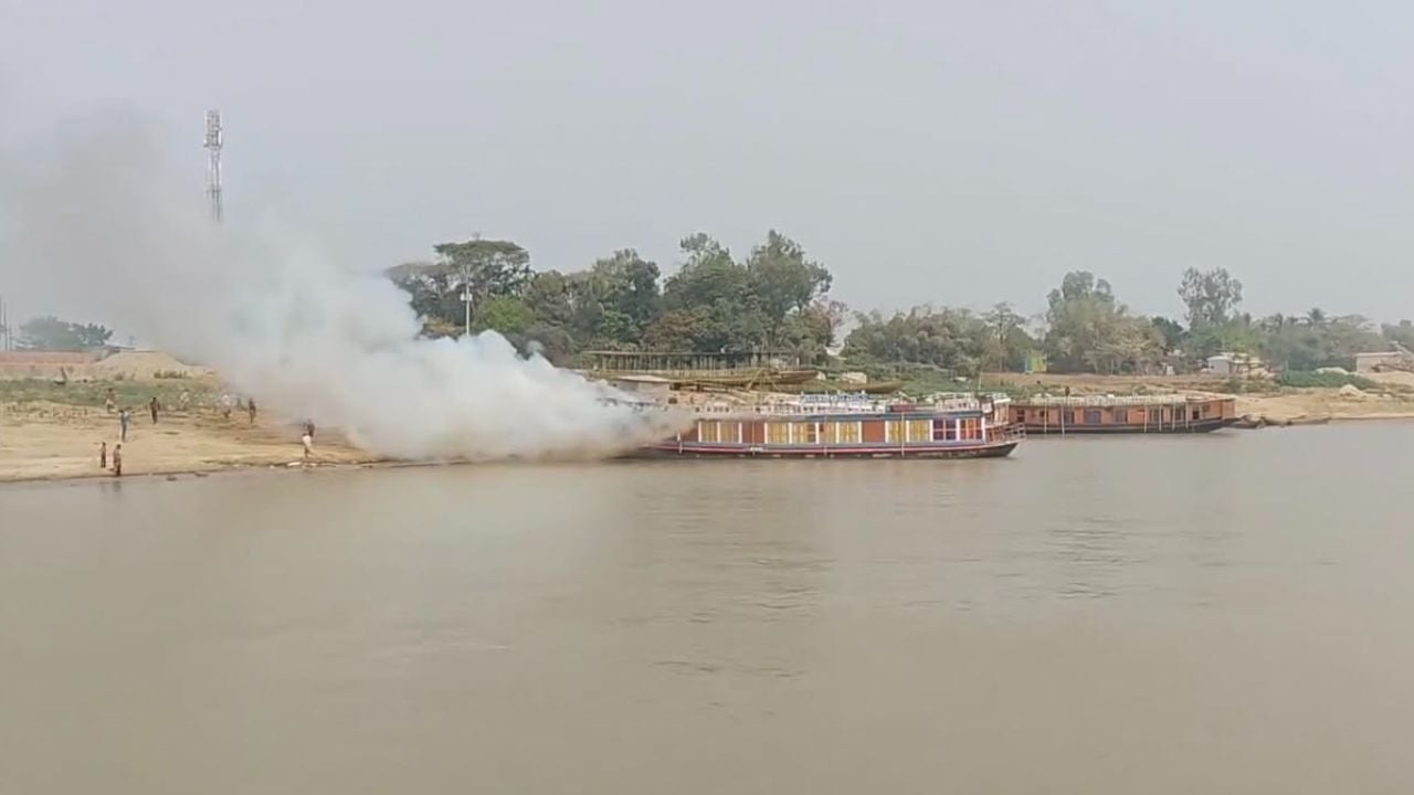 তাহিরপুরে পর্যটকবাহী হাউজবোটে আগুন