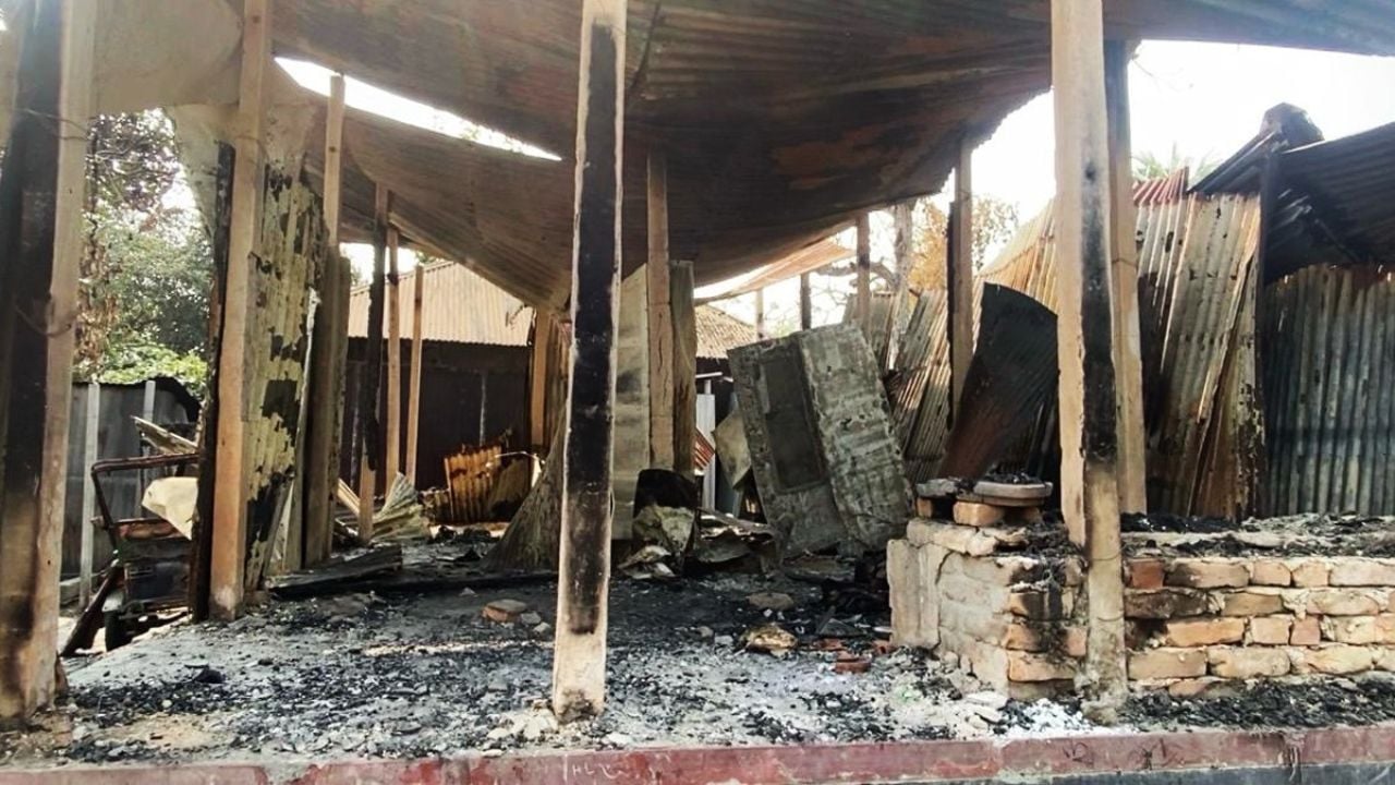 নরসিংদীতে হত্যা মামলার আসামিদের বাড়িঘরে আগুন