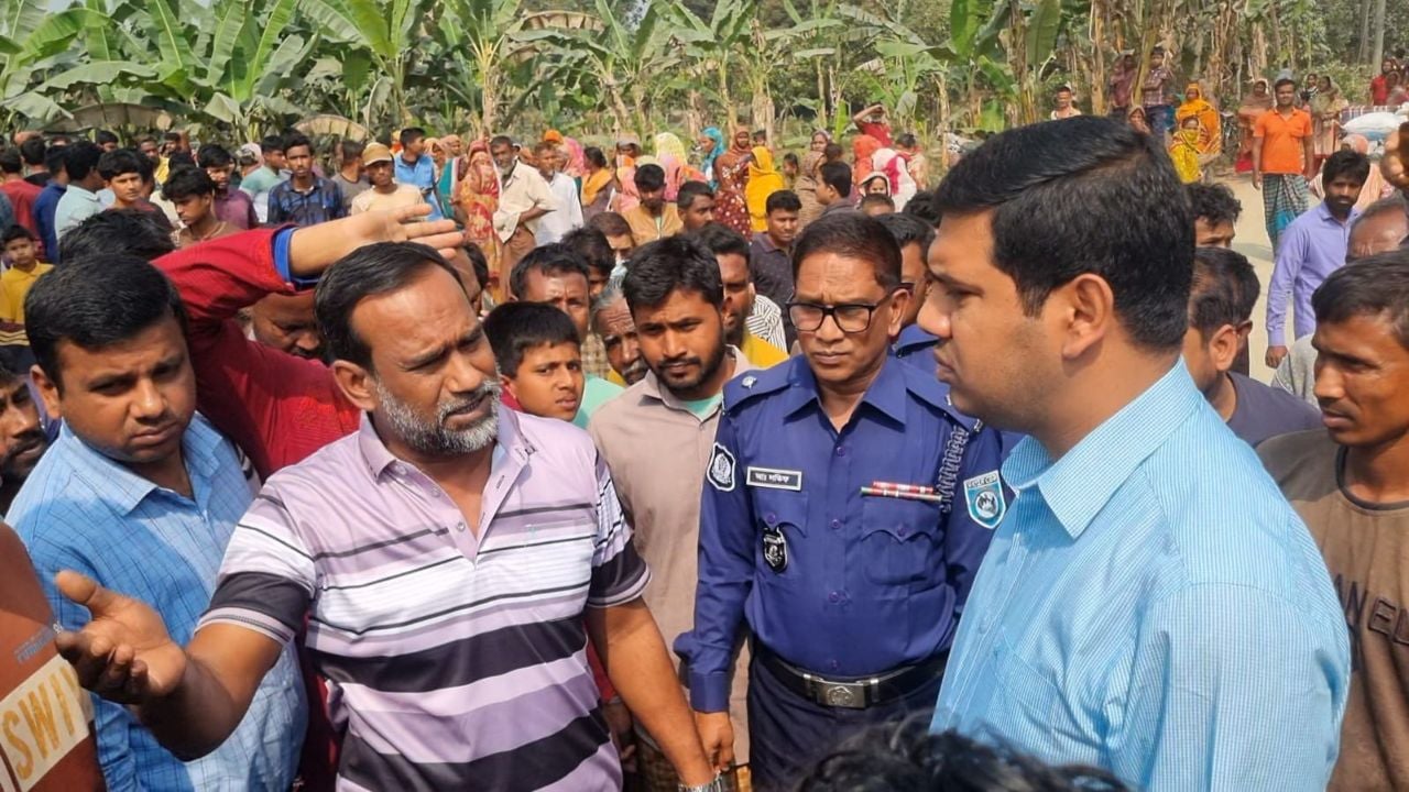 ফুলবাড়ীতে ট্রাক্টর উল্টে চালক নিহত