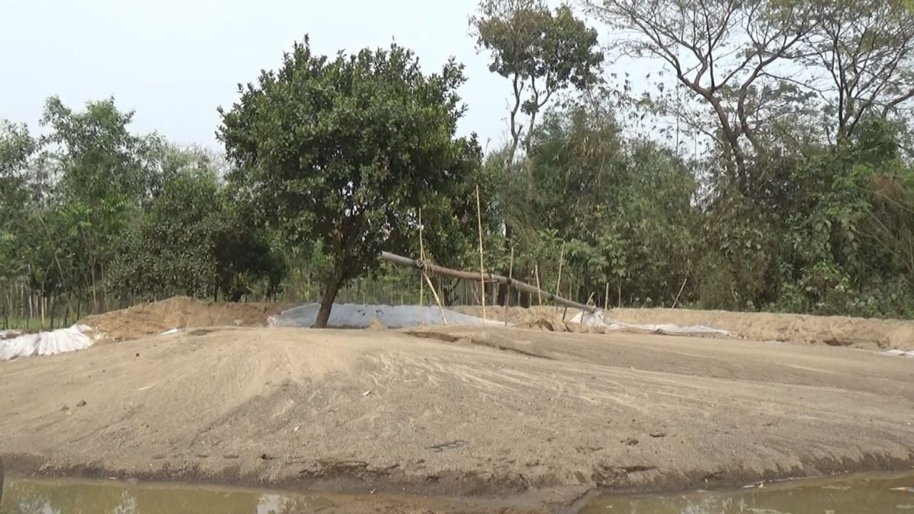 সুনামগঞ্জে খাসিয়ামারা নদীতে ড্রেজারে বালু উত্তোলন