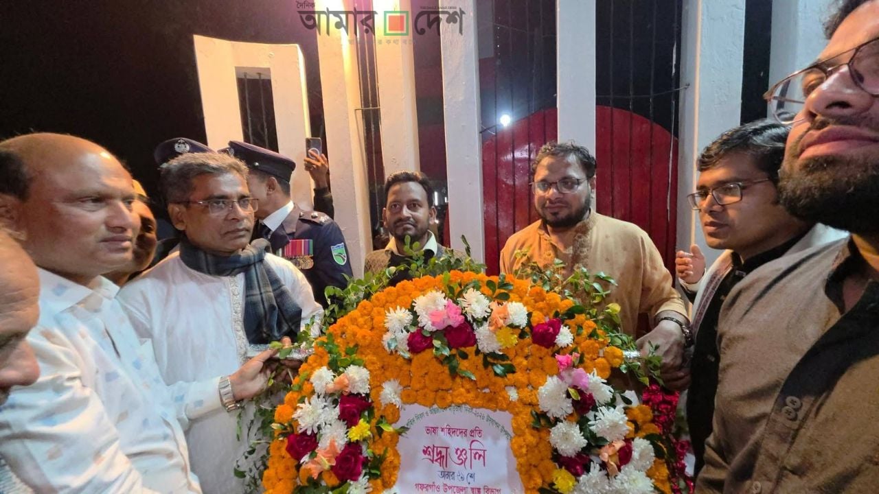 গফরগাঁয়ে ভাষাশহীদ আবদুল জব্বারের বাড়িতে মানুষের ঢল