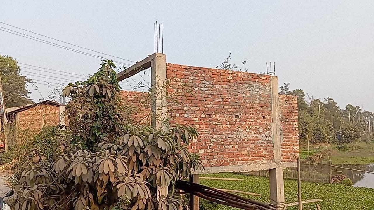 রামগঞ্জে সরকারি খাল দখল করে পাকা ভবন নির্মাণ