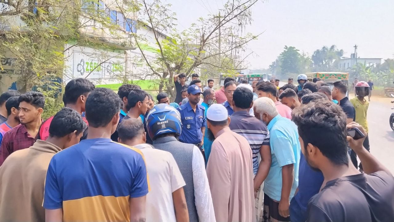 নওগাঁয় সড়ক দুর্ঘটনায় যুবকের মৃত্যু