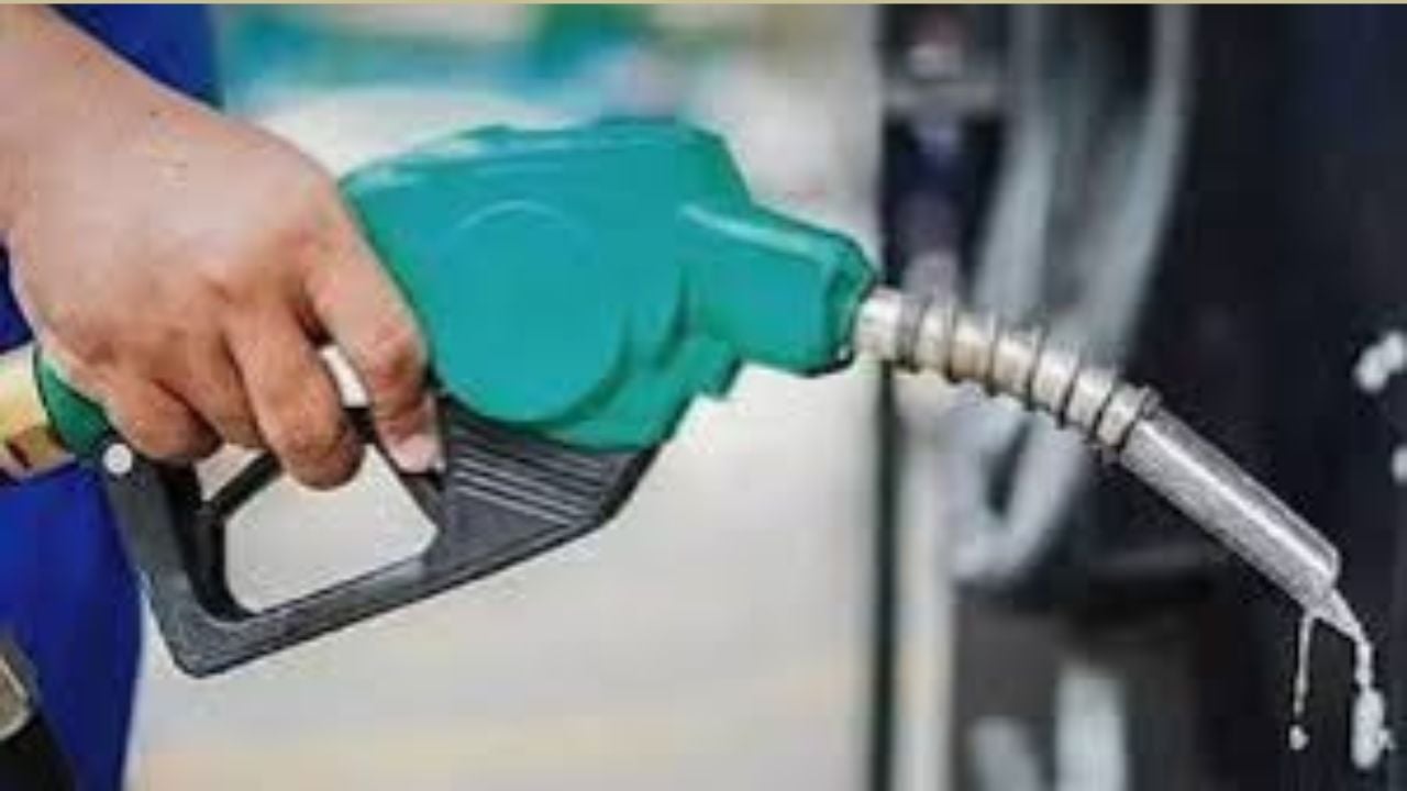 চাটমোহরে লিটারে অকটেন ৫০, পেট্রোল ২৪ টাকা বেশি