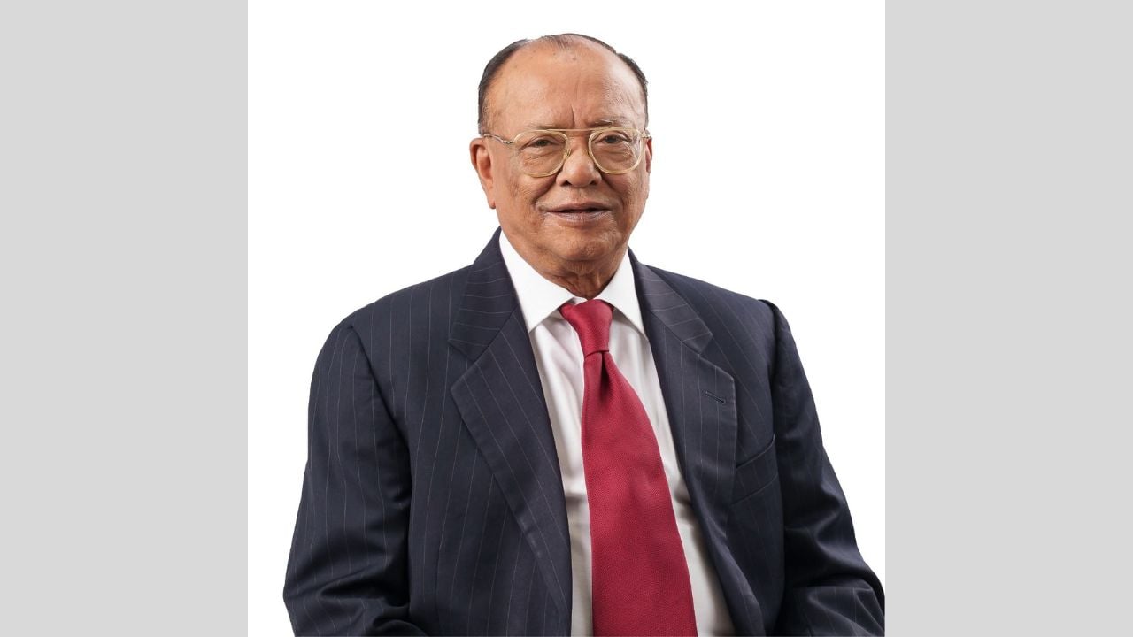 ব্যাংক চেয়ারম্যানের পদ থেকে সরে দাঁড়ালেন পরিবেশমন্ত্রী