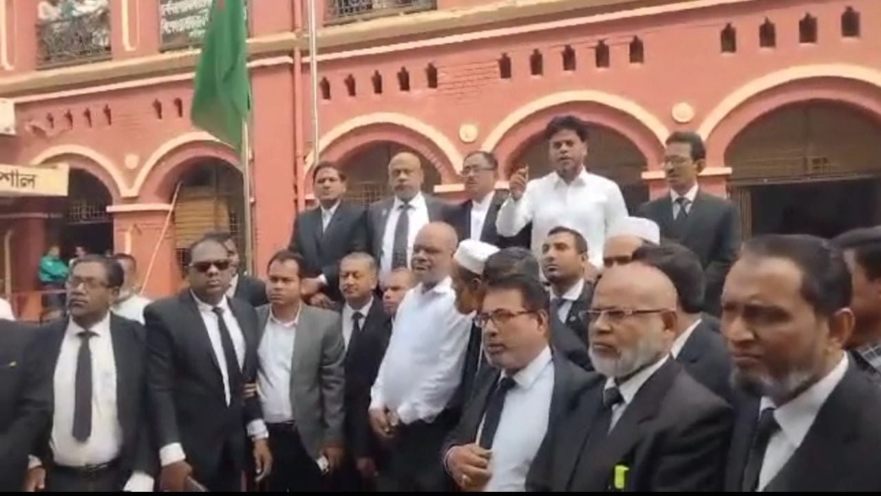বরিশালে আইনজীবীদের আদালত বর্জন, বিচারকের অপসারণ দাবি