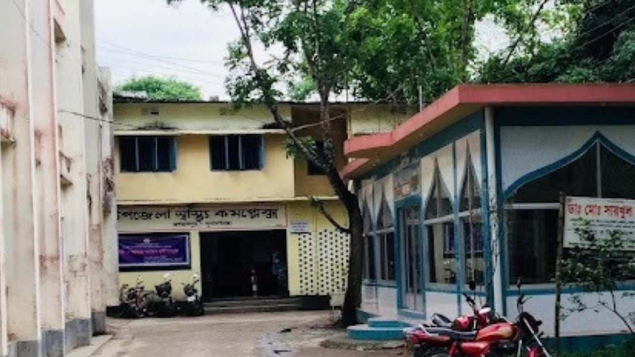 স্বাস্থ্য কমপ্লেক্সের ছাদ থেকে পড়ে রোগীর মর্মান্তিক মৃত্যু