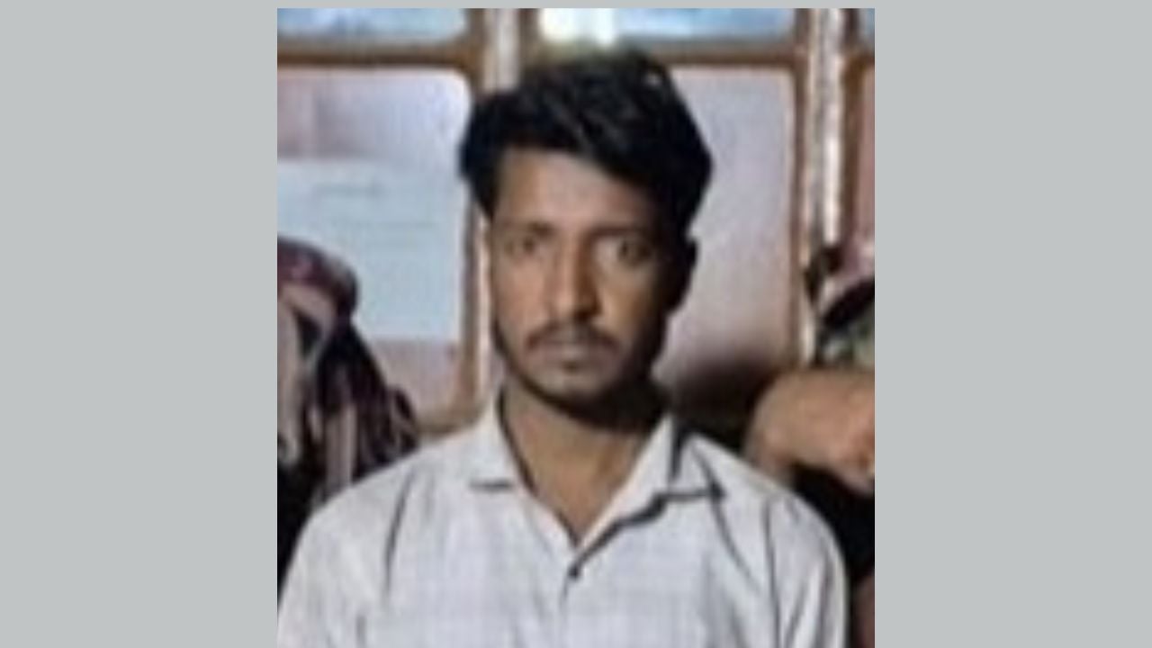 সোনামসজিদ বন্দরে স্বর্ণের বারসহ আটক ১