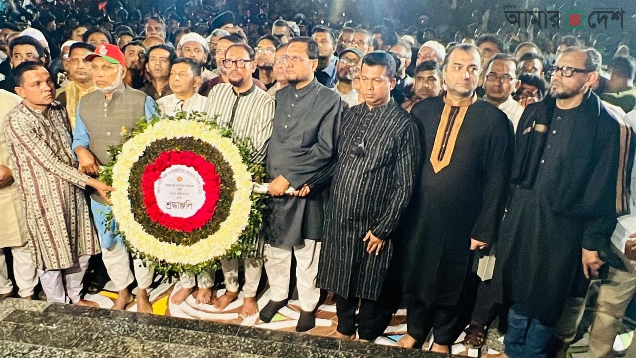 চট্টগ্রাম শহীদ মিনারে চসিক মেয়র, জেলা প্রশাসক ও নবনির্বাচিত এমপিদের শ্রদ্ধা