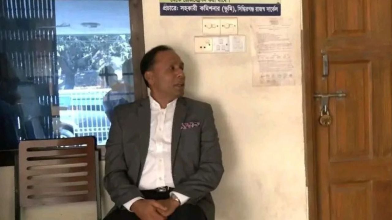 তালাবদ্ধ অফিসের সামনে বসলেন ভূমি প্রতিমন্ত্রী, আসেননি কোনো কর্মকর্তা