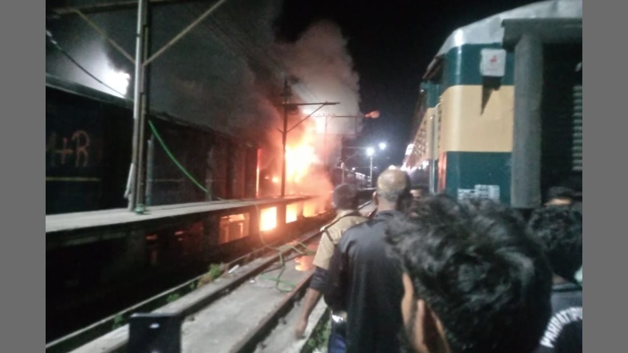 পার্বতীপুরে ট্রেনে আগুন, ১ ঘণ্ট পর নিয়ন্ত্রণে