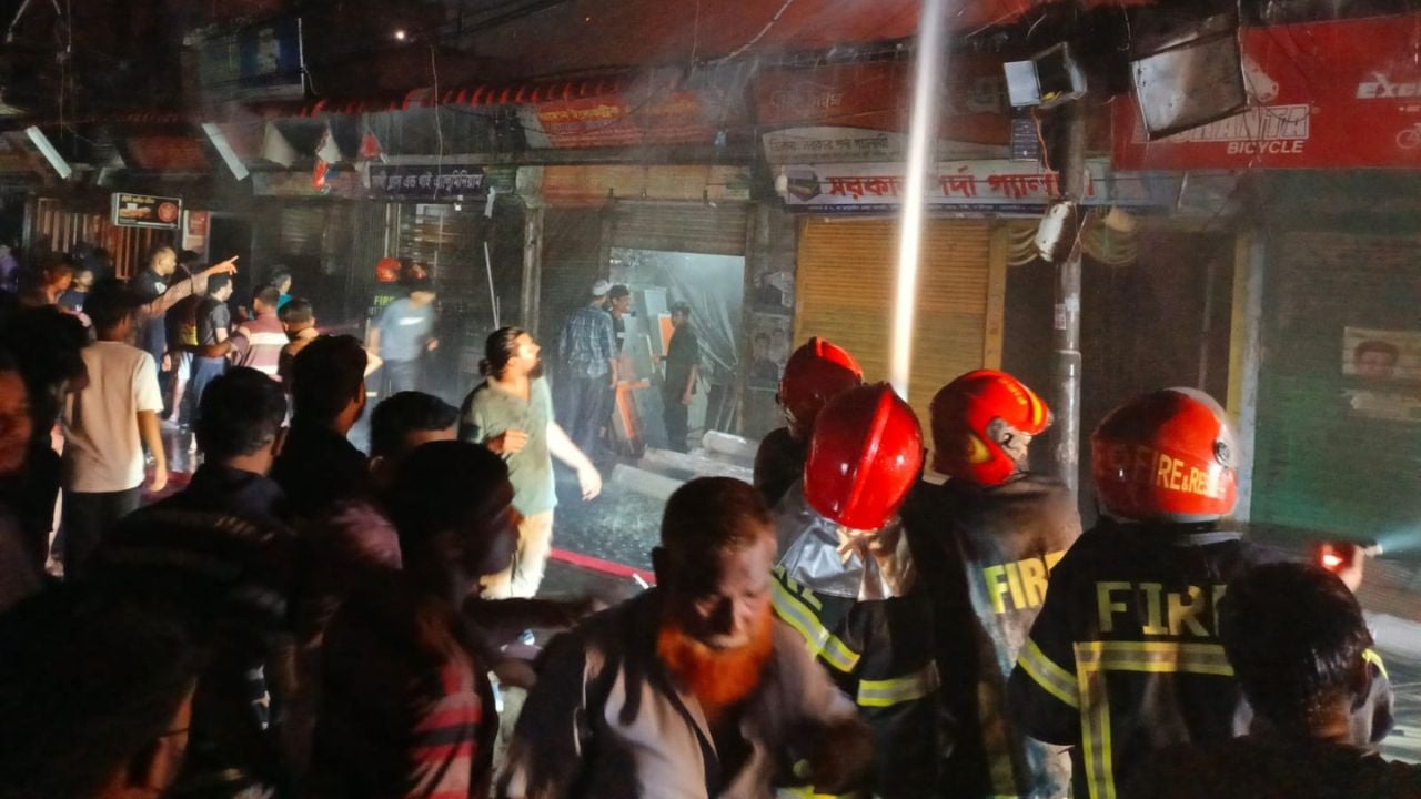 টঙ্গীতে মার্কেটে আগুন, ১৫টি দোকান পুড়ে ছাই