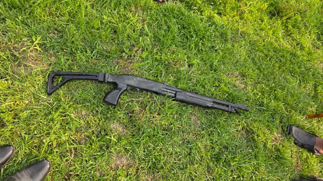 আড়াইহাজারে পরিত্যক্ত অবস্থায় শটগান উদ্ধার