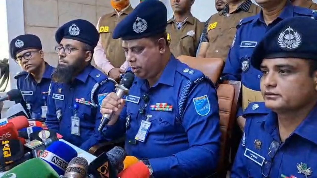 নরসিংদীতে ধর্ষণ ও হত্যার ঘটনায় জেলা পুলিশের সংবাদ সম্মেলন