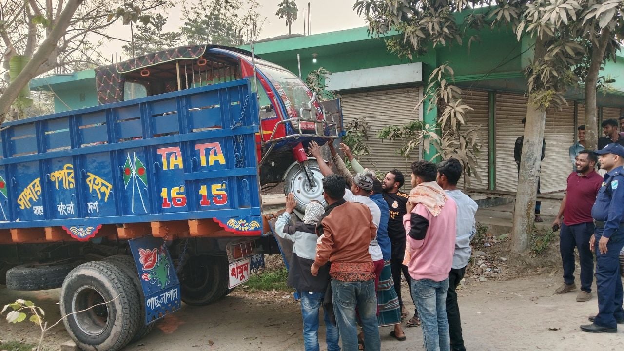 বোয়ালমারীতে ইজিবাইকের চোরাই কারখানায় পুলিশের অভিযান, আটক ৬,