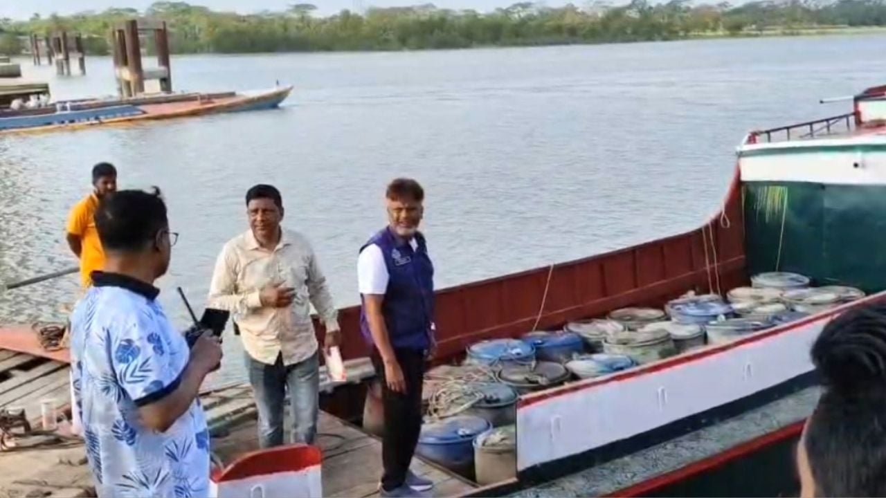 কলাপাড়ায় ট্রলার ভর্তি ৬২০০ লিটার জ্বালানি তেল জব্দ