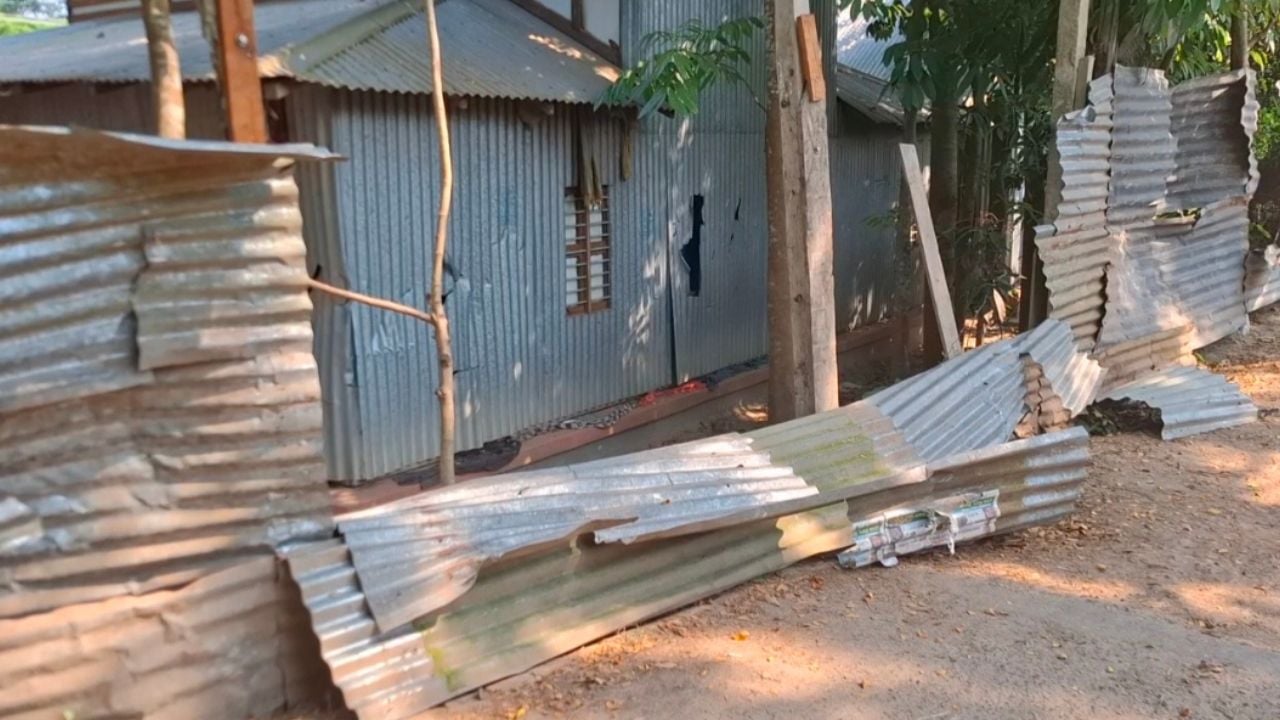 মাদারীপুরে দুই গ্রুপের সংঘর্ষে ২০ বাড়িঘর ভাঙচুর