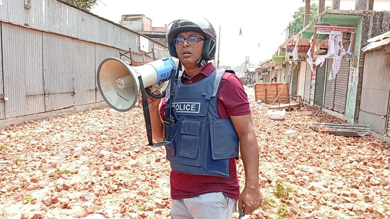 স্থানীয় এমপির হস্তক্ষেপে ভাঙ্গার পরিস্থিতি নিয়ন্ত্রণ করল পুলিশ