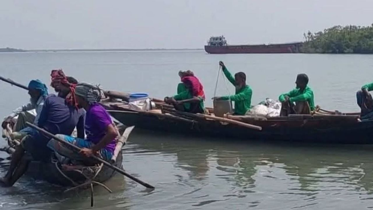 বনদস্যু আতঙ্কের মধ্যে সুন্দরবনে মধু আহরণ শুরু