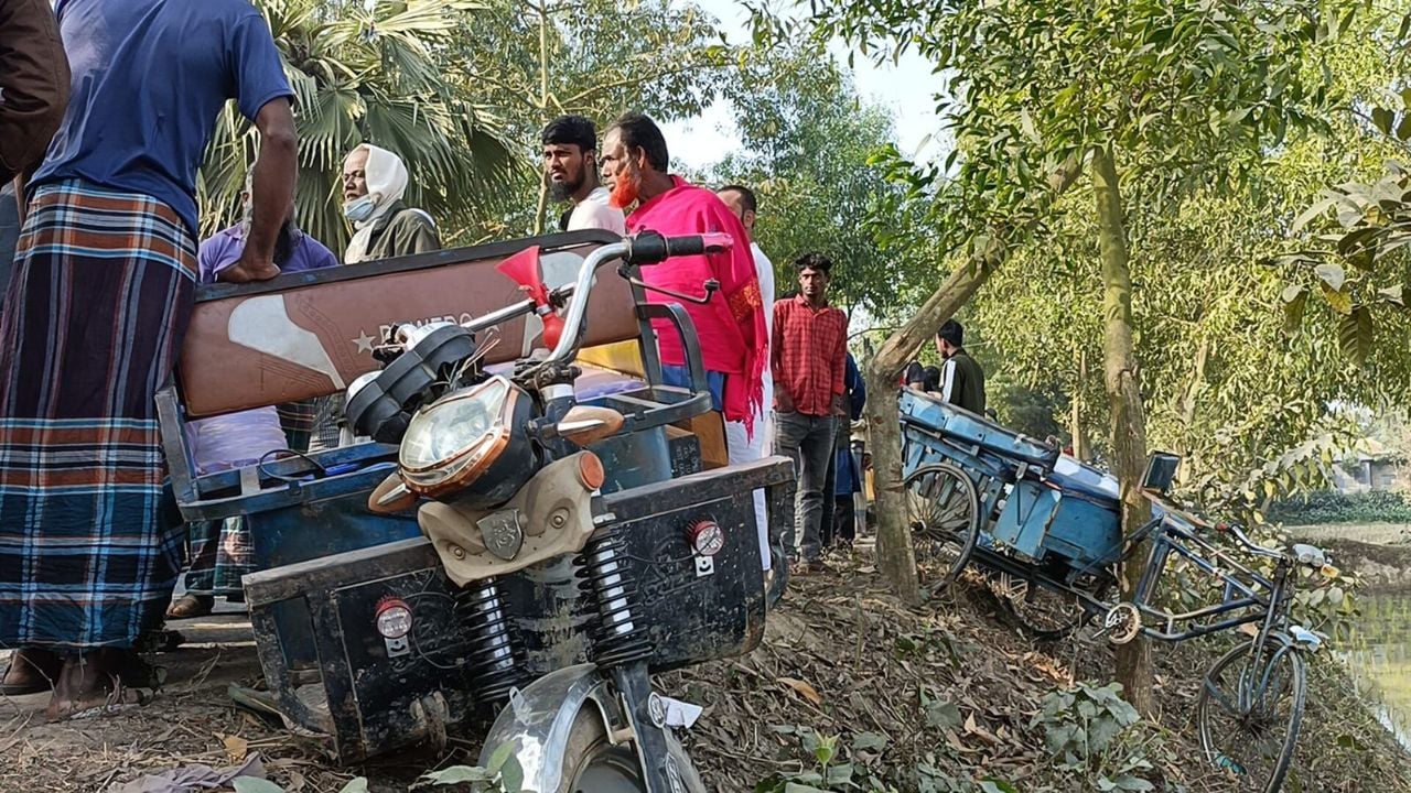 রায়গঞ্জে অটোভ্যান–ট্রাক সংঘর্ষে স্বামী–স্ত্রী নিহত