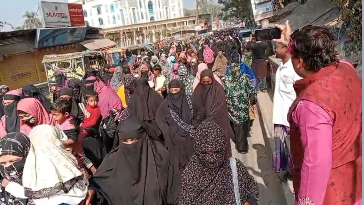 বোরহানউদ্দিনে মহিলা জামায়াতের বিশাল মিছিল