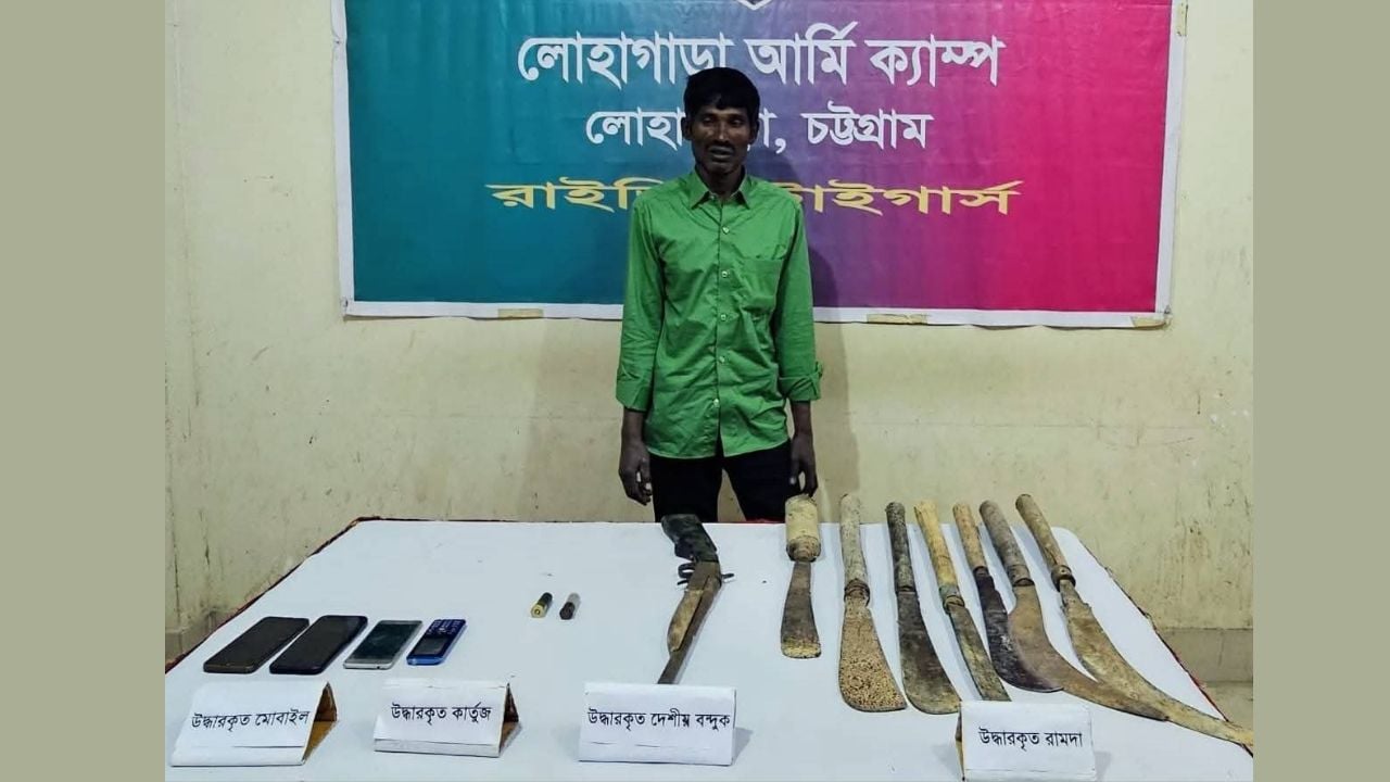 লোহাগাড়ায় অস্ত্রসহ শীর্ষ সন্ত্রাসী আটক