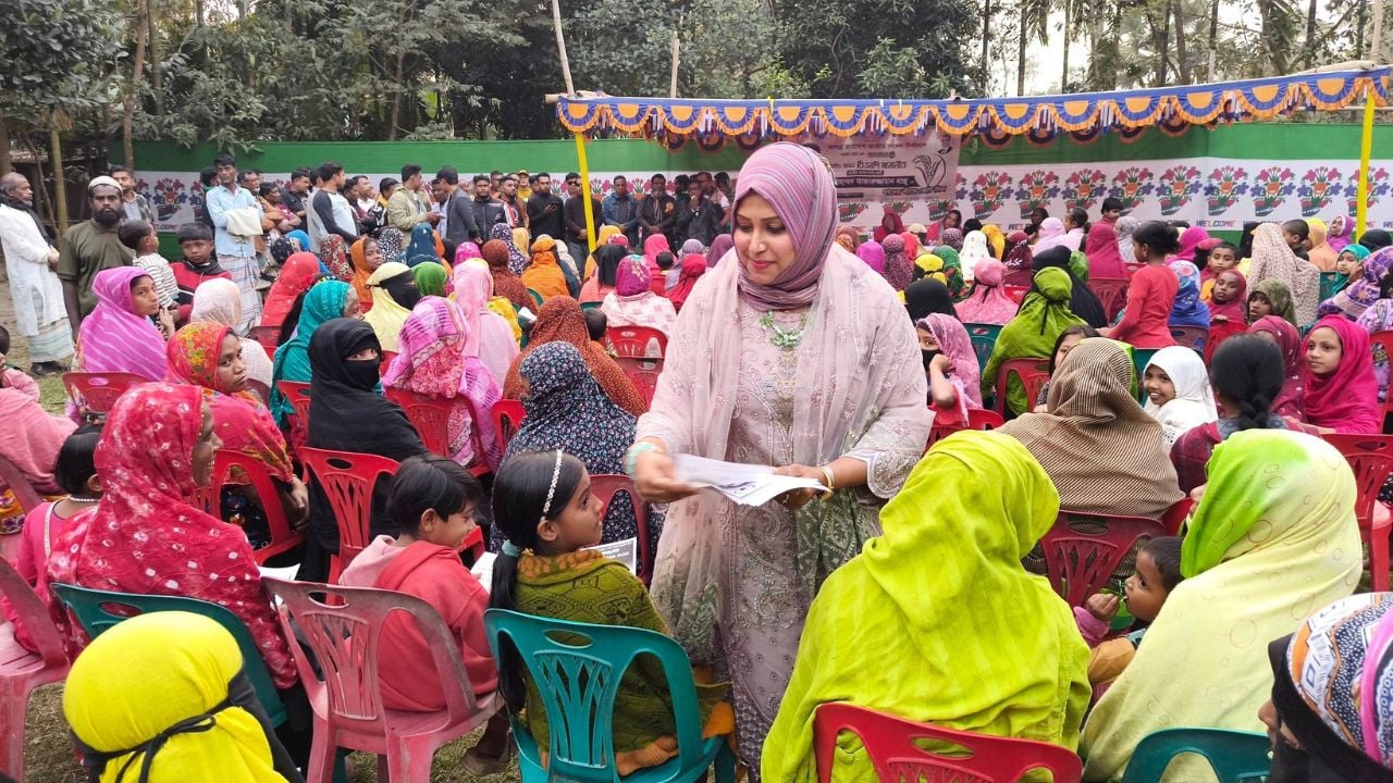 গফরগাঁওয়ে স্বামীকে জেতাতে স্ত্রী যাচ্ছেন ভোটারদের দ্বারে দ্বারে