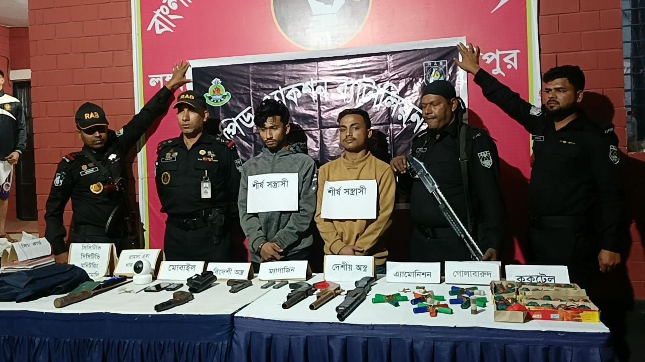 লক্ষ্মীপুরে বিপুল পরিমাণ অস্ত্রসহ আটক ২