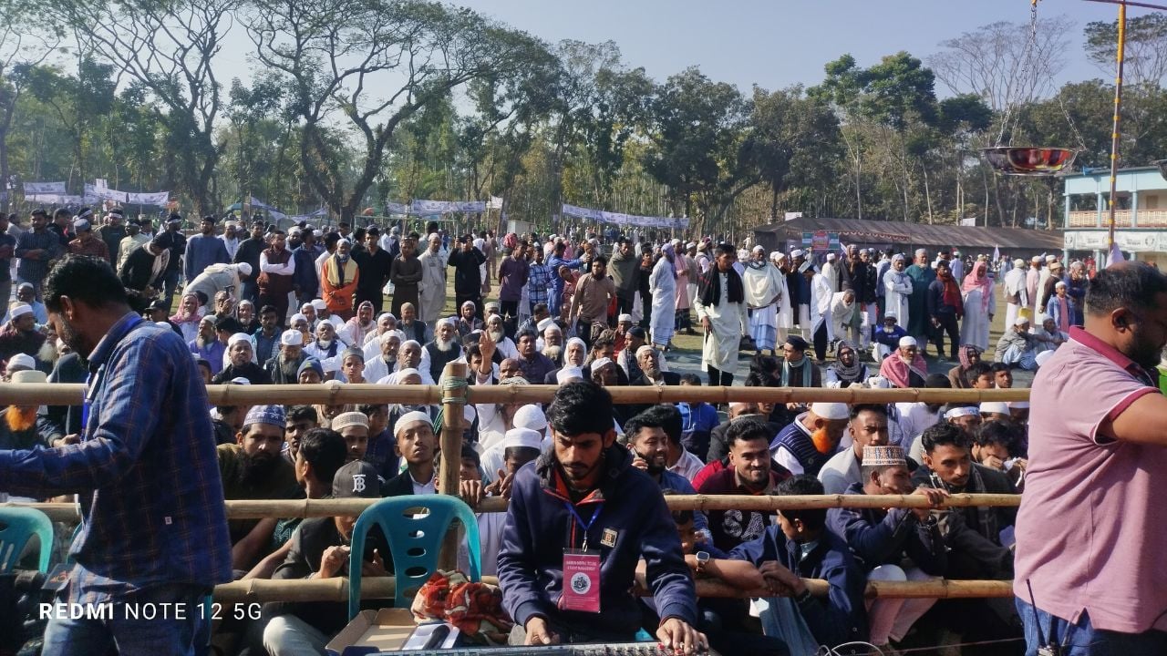 মেহেন্দিগঞ্জে জামায়াত আমিরের সমাবেশস্থলে নেতাকর্মীদের ভিড়